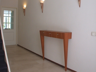 Side-table op pootjes (hout)